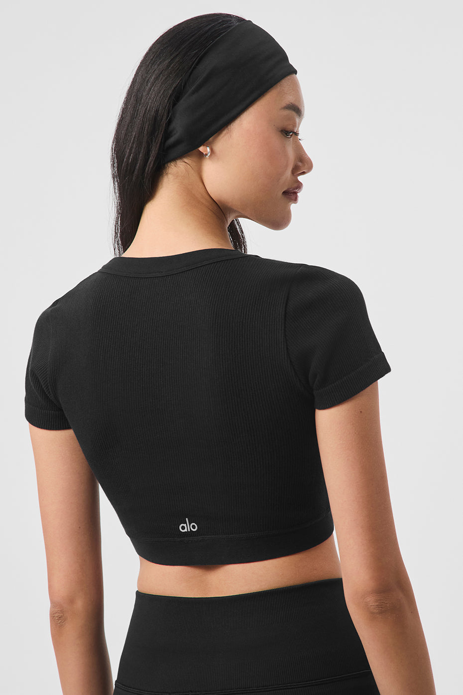 Seamless Ribbed Cropped Serene Short Sleeve - Black - Image 4